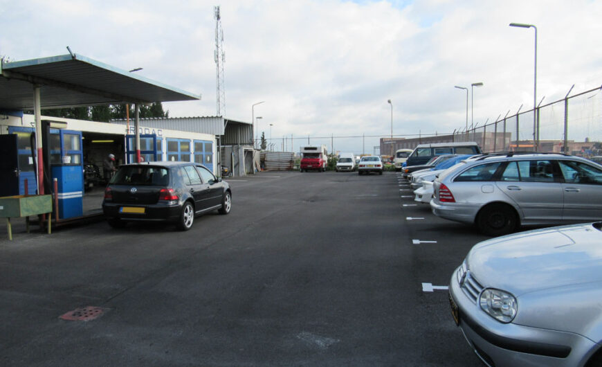 Buitenterrein bij Rodac Hobbygarage
