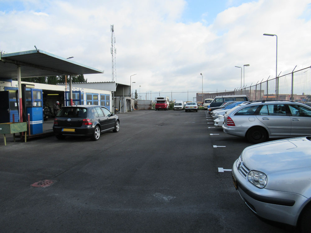 Buitenterrein bij Rodac Hobbygarage